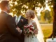 Skilled eskuvo fotos taking natural wedding photos during outdoor ceremony with bride and groom